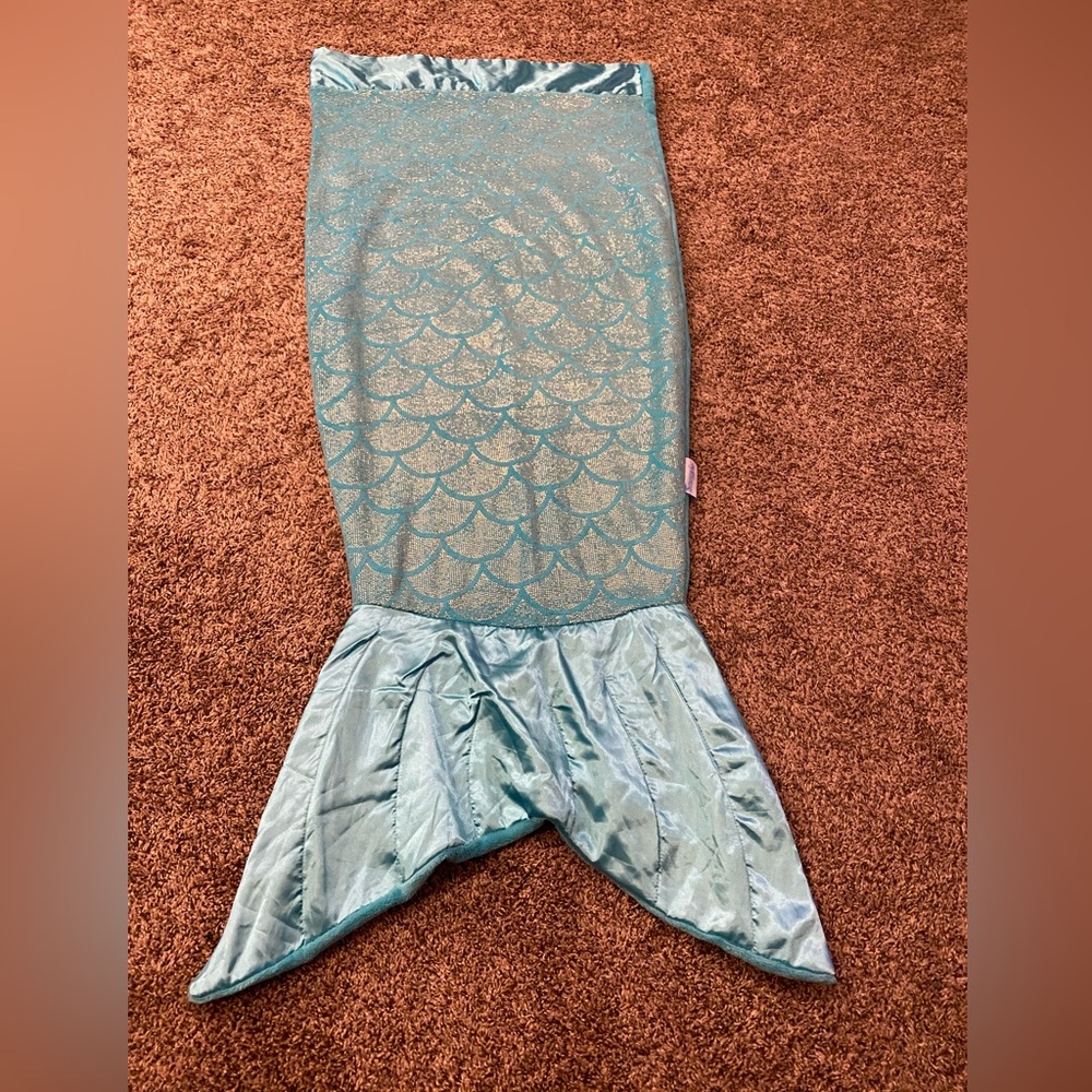 NWOT Snuggie Mermaid Tail , 46” x 25” NO smoke/smells/pets